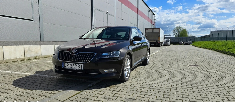 Skoda Superb cena 63000 przebieg: 325000, rok produkcji 2017 z Kraków małe 172